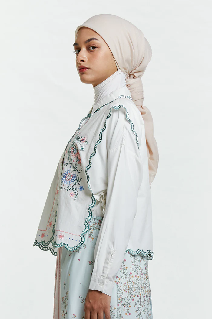 Off-white Embroidery Sabya - Defect Sale - Image 3